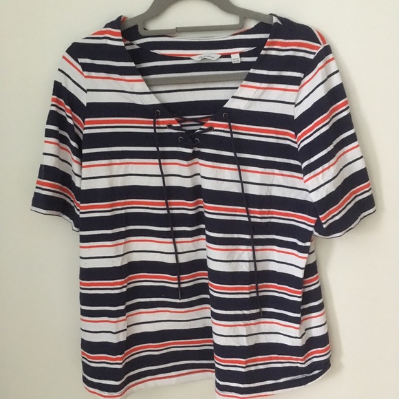 ❄️⛄️Vibrant red and white top.⛄️ - Picture 1 of 3